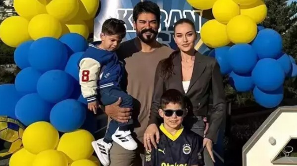 Ünlü oyuncudan mutlu aile pozu...